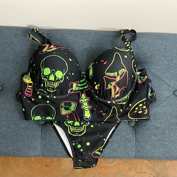 Graphic Bikini Set - Picture 3 of 5